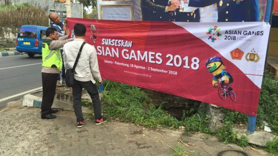 Polres Batu dan jajaran Polsek Bersama Sama Memasang Spanduk Gelorakan Asean Games 2018
