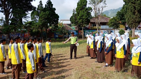 Binmas Polsek Batu Kota Polres Batu Latihan PBB Siswa Baru SMP Darusholihin