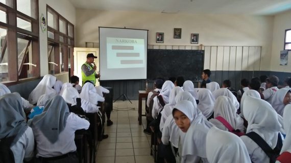Binluh dan sosialisasi tentang bahaya narkoba , anggota Binmas Polsek Ngantang kunjungi Pelajar SMA Islam