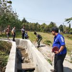 Bhabin desa Pendem Polsek Junrejo Polres Batu laksanakan sambang sekaligus mengecek Pembangunan Plengsengan  area Pertanian Dipa tahun 2018.