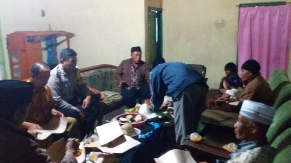Giat Polri Anggota Bhabinkamtibmas Polsek Pujon Polres Batu Dengan Sambang Kamtibmas Warga Dusun Gerih Desa Tawangsari