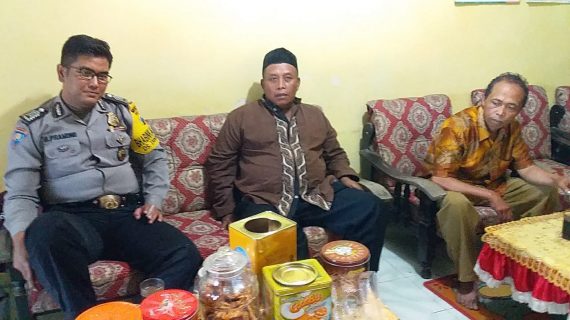 Polri Jalin Kedekatan Oleh Anggota Bhabinkamtibmas Polsek Pujon Polres Batu Sambang Perangkat Desa