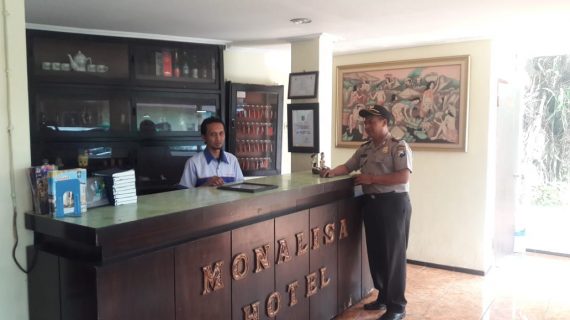 Giat Sosialisasi Polres Batu Kapolsek Bumiaji Menyampaikan Himbauan Kepada Security Hotel Monalisa Polsek Bumiaji