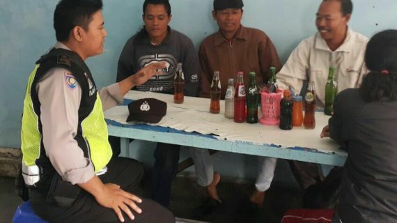 Anggota Bhabin Sumberejo Polsek Batu Polres Batu Memberikan Silaturahmi Kamtibmas Dengan Warga