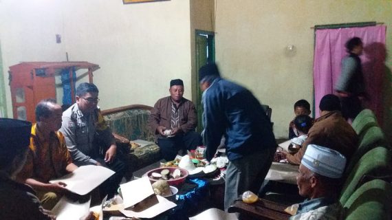 Sambang Kamtibmas Oleh Anggota Bhabinkamtibmas Desa Tawangsari Polsek Pujon Polres Batu Kepada Warga Dusun Gerih