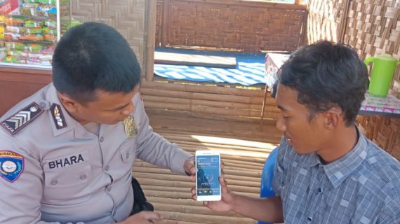Bhabinkamtibmas Polsek Bumiaji Polres Batu Sosialisasi Layanan Android Apel Batu