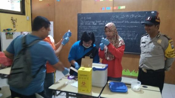 Bhabinkamtibmas Kelurahan Songgokerto Polsek Batu Kota Sambang Dan Pemantauan Imunisasi ORI