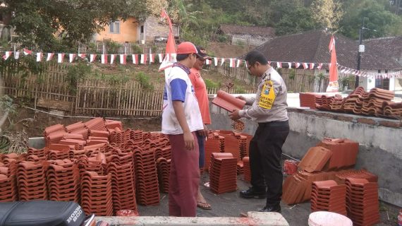 Bhabinkamtibmas Kelurahan Songgokerto Polsek Batu Kota Ke Tempat Usaha Warga Pembuatan Genteng