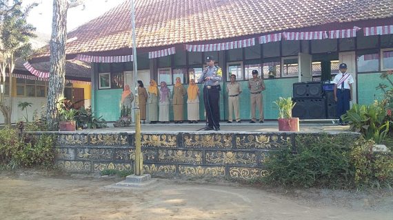 Bhabinkamtibmas Polsek Pujon Polres Batu Pembina Upacara Di SMP Negeri 2 Pujon