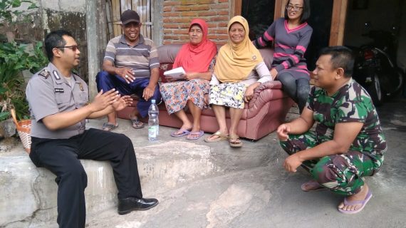Bhabinkamtibmas Kelurahan Songgokerto Polsek Batu Tumbuhkan Sikap Positif Masyarakat Terhadap Polri
