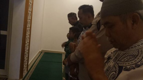 Anggota Polsek Bumiaji Giat Memakmurkan Masjid Polsek Bumiaji Polres Batu di Masjid Dr. Oesman Asnar
