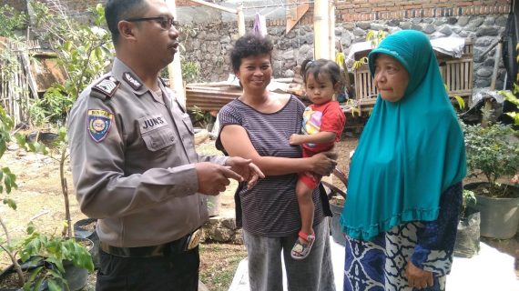 Bhabinkamtibmas Kelurahan Songgokerto Polsek Batu Polres Batu Kunjungan Kerukunan Warga Sampaikan Pesan Kamtibmas