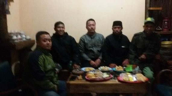 Anggota Bhabinkamtibmas Desa Sidomulyo Polsek Batu Kota DDS sekaligus patroli malam hari bersama tokoh masyarakat