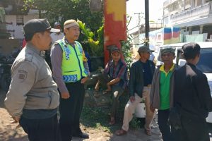 Laksanakan kegiatan Sambang Warga dan berikan pelayanan prima kepada masyarakat dilakukan oleh Bhabinkamtibmas Kelurahan Temas Polsek Batu Polres Batu serap aspirasi masyarakat