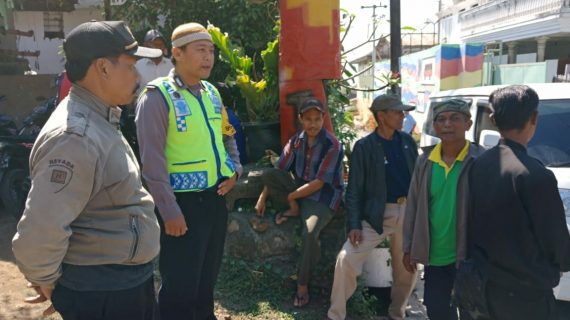 Laksanakan kegiatan Sambang Warga dan berikan pelayanan prima kepada masyarakat dilakukan oleh Bhabinkamtibmas Kelurahan Temas Polsek Batu Polres Batu serap aspirasi masyarakat