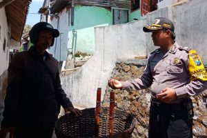 Sambang Usaha Warga Desa Bhabinkamtibmas Kelurahan Temas Polsek Batu Polres Batu Jaga Keamanan Wilayah