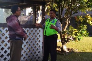 Lakukan Pendekatan Guna Jalin Mitra Dengan Masyarakat, Sambang Kamtibmas Tokoh Masyarakat Kanit Binmas Polsek Batu Kota Polres Batu Sampaikan Pileg/Pilpres 2019 Damai