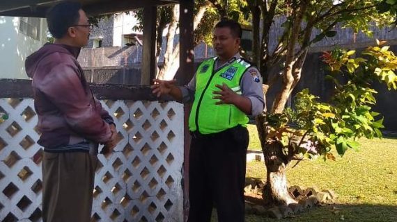Lakukan Pendekatan Guna Jalin Mitra Dengan Masyarakat, Sambang Kamtibmas Tokoh Masyarakat Kanit Binmas Polsek Batu Kota Polres Batu Sampaikan Pileg/Pilpres 2019 Damai