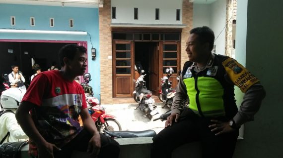 Anggota Bhabinkamtibmas Kegiatan Silaturahmi Kepada Warga, Kegiatan Sambang Serap Aspirasi Kamtibmas Masyarakat Bhabin Kelurahan Sisir Polsek Batu Kota Polres Batu.