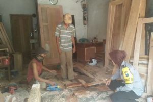 Sambang Tempat Usaha Warga, Bhabinkamtibmas Desa Pesanggrahan Polsek Batu Kota Polres Batu, Sampaikan Pesan Kamtibmas Agar Tetap Menjaga Sinergitas.