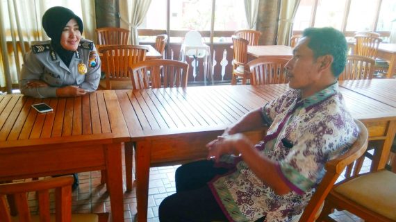 Anggota Bhabinkamtibmas Silaturahmi Sambang Warga, Bhabinkamtibmas Desa Pesanggrahan Polsek Batu Kota Polres Batu Jalin Silaturahmi Lakukan Sambang Warga