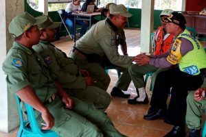 Anggota Bhabinkamtibmas Silaturahmi Ke Warga Pedesaan, Giat Bintibluh Bhabinkamtibmas Kelurahan Temas Polsek Batu Kota Polres Batu Kepada Kelompok Remaja