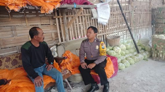 Anggota Bhabinkamtibmas Giat Silaturahmi Kepada Warga, Sambang Ke Gudang Sayur Bhabinkamtibmas Kelurahan Temas Polsek Batu Kota Polres Batu Sampaikan Pesan Kamtibmas
