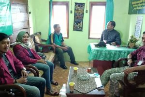 Anggota Bhabinkamtibmas Giat Rutin Silaturahmi, Sambangi Desa Binaan Bhabin Desa Oro Oro Ombo Polsek Batu Kota Polres Batu Sampaikan Pesan Kamtibmas Kepada Pengelola Wisata Coban Rais