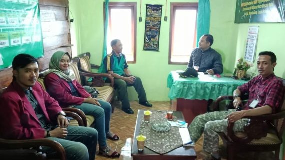 Anggota Bhabinkamtibmas Kegiatan Silaturahmi ke Warga, Sambangi Desa Binaan Bhabin Desa Oro Oro Ombo Polsek Batu Polres Batu Sampaikan Pesan Kamtibmas Kepada Pengelola Wisata Coban Rais