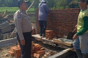 Patroli Sambang Agar Kamtibmas Aman Dan Nyaman Bhabinkamtibmas Desa Sidomulyo Polsek Batu Kota Polres Batu Sampaikan Pesan Kamtibmas