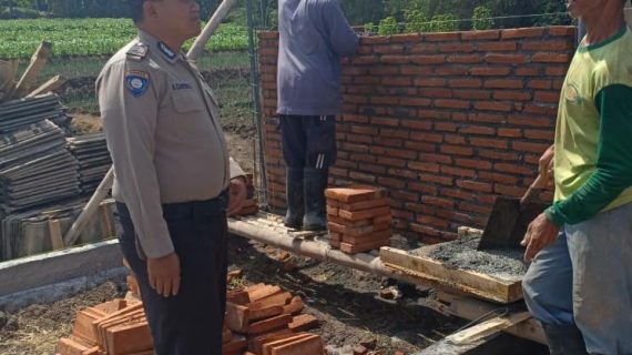 Kegiatan Sambang Desa Binaan Bhabinkamtibmas Desa Sidomulyo Polsek Batu Kota Polres Batu Sampaikan Pesan Kamtibmas serap aspirasi warga dalam rangka Harkamtibmas