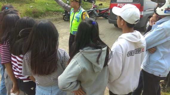Anggota Bhabinkamtibmas Silaturahmi Warga Desa, Giat Bintibluh Bhabinkamtibmas Kelurahan Temas Polsek Batu Kota Polres Batu Kepada Kelompok Remaja