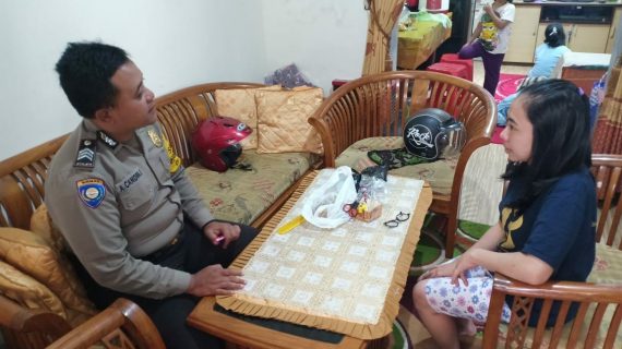 Anggota Bhabinkamtibmas Silaturahmi Ke Desa Secara Rutin, DDS Sambang Warga Bhabin Desa Sidomulyo Polsek Batu Kota Polres Batu Sampaikan Pesan Kamtibmas