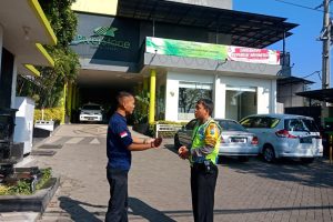 Langkah Preventif Polri Kepada Masyarakat, Bhabinkamtibmas Kelurahan Temas Polsek Batu Polres Batu Sambang Satpam