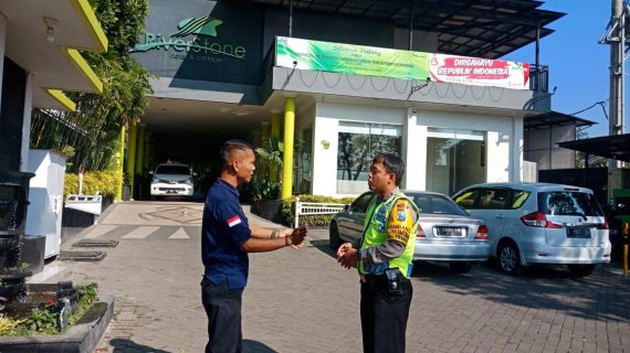 Langkah Preventif Polri Kepada Masyarakat, Bhabinkamtibmas Kelurahan Temas Polsek Batu Polres Batu Sambang Satpam