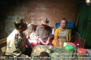 Bhabinkamtibmas Patroli Kewilayah, Bhabinkamtibmas Sambang Lansia Bhabin Kelurahan Songgokerto Polsek Batu Kota Polres Batu Jalin Kedekatan Masyarakat
