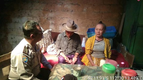 Bhabinkamtibmas Patroli Kewilayah, Bhabinkamtibmas Sambang Lansia Bhabin Kelurahan Songgokerto Polsek Batu Kota Polres Batu Jalin Kedekatan Masyarakat