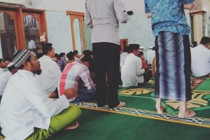 KANIT SABHARA POLSEK NGANTANG POLRES BATU IBADAH SHALAT JUM’AT BERSAMA WARGA