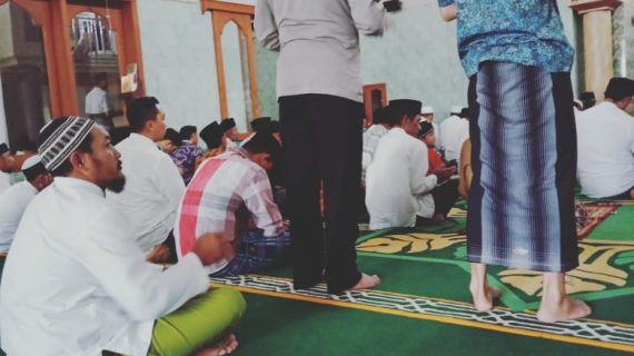 Langkah Preventif Polri Kepada Masyarakat, KANIT SABHARA POLSEK NGANTANG POLRES BATU IBADAH SHALAT JUM’AT BERSAMA WARGA