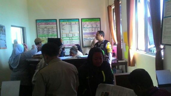 Turut Melaksanakan  Pengawasan Dana Desa Bhabin Oro Oro Ombo Anggota Bhabin Polsek Batu Kota Polres Batu Silaturahmi Kepada Kades Oro Oro Ombo Batu