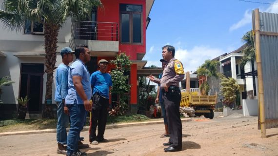 Kegiatan Sambang Warga Perumahan Bhabinkamtibmas Kelurahan Temas Polsek Batu Menyampaikan Pesan Kamtibmas