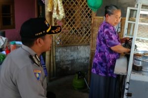 Sambang Tempat Usaha Warga Desa Bhabinkamtibmas Sumberejo Polsek Batu Kota Sampaikan Pesan Kamtibmas
