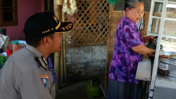 Sambang Tempat Usaha Warga Desa Bhabinkamtibmas Sumberejo Polsek Batu Kota Sampaikan Pesan Kamtibmas