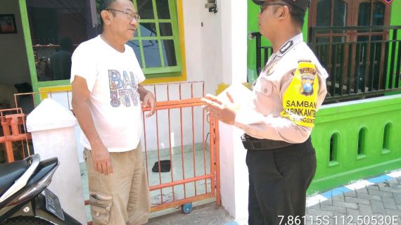 Laksanakan Patroli dialogis , Bhabinkamtibmas Kelurahan Songgokerto Polsek Batu Kota DDS sambangi warga di Desa.