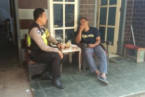 Anggota Bhabinkamtibmas Giat Silaturahmi Ke Warga, Sambang Dan Silaturahmi Tokoh Masyarakat Bhabinkamtibmas Kelurahan Sisir Polsek Batu Kota Polres Batu Sampaikan Pesan Kamtibmas