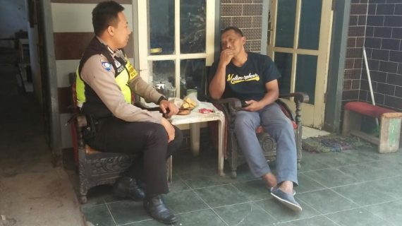 Anggota Bhabinkamtibmas Giat Silaturahmi Ke Warga, Sambang Dan Silaturahmi Tokoh Masyarakat Bhabinkamtibmas Kelurahan Sisir Polsek Batu Kota Polres Batu Sampaikan Pesan Kamtibmas