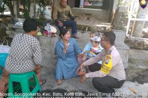 Kunjungan Rumah Warga Bhabinkamtibmas Kelurahan Songgokerto Polsek Batu Kota Sampaikan Pesan Kamtibmas