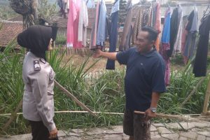 Anggota Bhabinkamtibmas Silaturahmi Sambang Warga, Silaturahmi Kepada Tokoh Masyarakat Bhabinkamtibmas Desa Pesanggrahaan Polsek Batu Kota Polres Batu dan serap aspirasi 