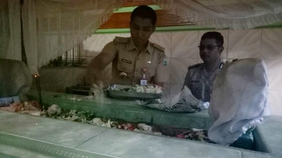 Pada hari Selasa tgl  11 September 2018 pukul 19.30 – 22.45 wib. Bhabinkamtibmas desa Pendem Brigadir IBNU MUBAROK melaksanakan giat silaturahmi sekaligus menghadiri pengajian umum dalam rangka Tasyakuran air bersih sumur bor “Sumber rejeki” serta 1 Muharram 1440 H/2018 M. Acara bertempat di dsn. Caru RT 29 RW 7 desa Pendem kec. Junrejo kota batu.  Hadir dalam giat tersebut antara lain : 1. Pj Kades desa Pendem. 2. Kasun Caru desa Pendem. 3. Toga, Tomas, Toda se dusun Caru. 4. Bhabinkamtibmas desa Pendem. Serta Jamaah yang hadir± 250 orang.   Mauidhoh Hasanah oleh : KH. Kholili dari Pagak kab. Malang.  Kegiatan tersebut bentuk upaya bhabinkamtibmas untuk menjalin kedekatan dengan warga dan sebagai wujud hadirnya Polri di tengah-tengah masyarakat dalam memberikan rasa aman nyaman mewujudkan situasi kamtibmas yang aman kondusif.  Selama kegiatan situasi aman kondusif.
