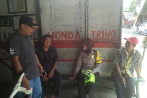 Sambang Ke Pangkalan Ojek Bhabinkamtibmas Desa Pesanggrahan Polsek Batu Kota Binluh Sampaikan Pesan Kamtibmas Tatib Lalin